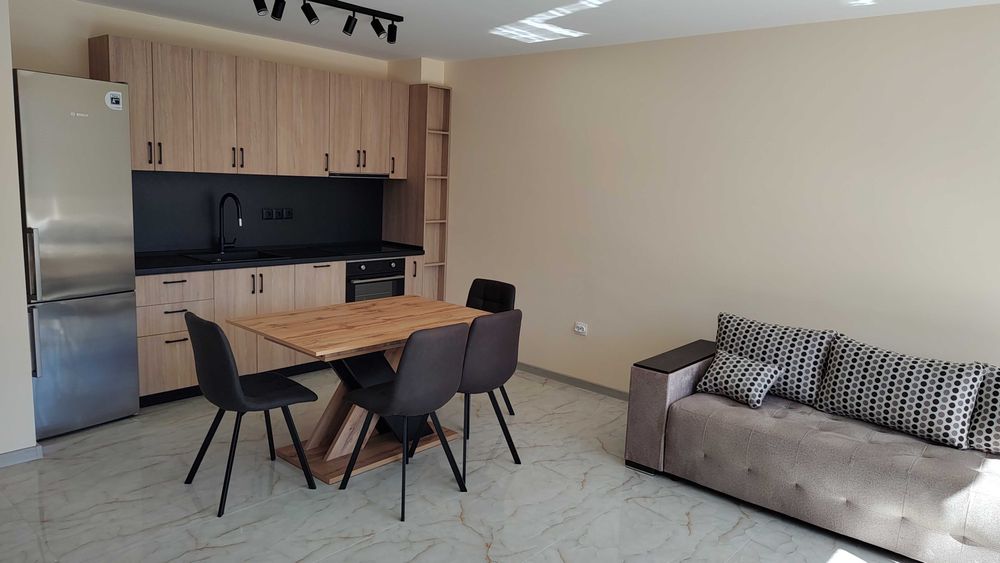 Дава се под наем Тристаен апартамент в Пловдив, Коматевски възел - 97 кв.м за 765 € - Снимка #1