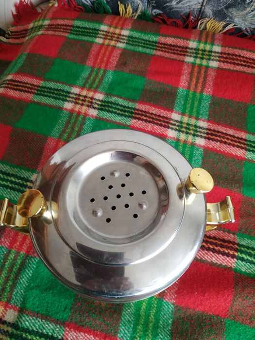 Самовар за гореща вода, чай, кафе и други напитки.