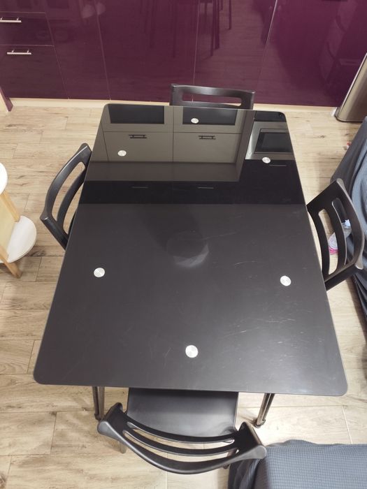 Стъклена трапезна  маса с четири стола