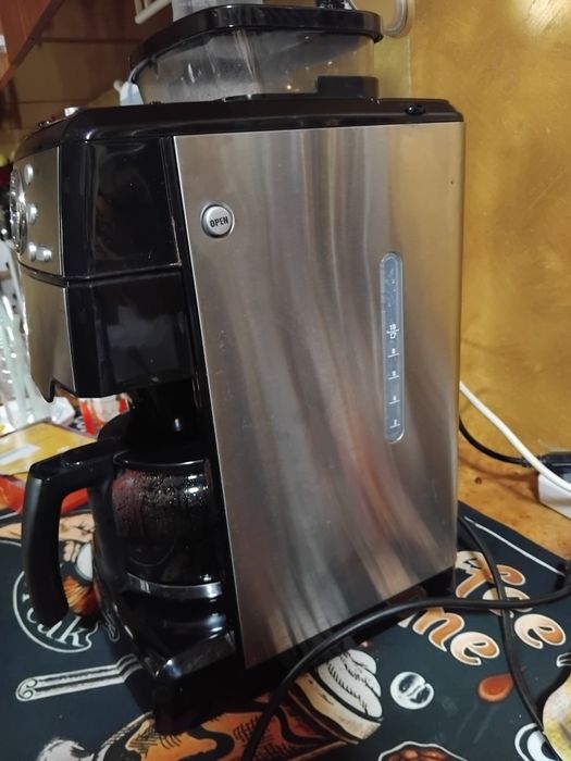 Cafetiera cu râșniță integrată AEG