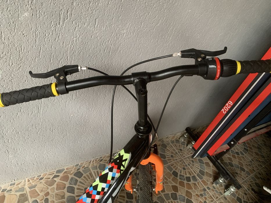 Vand bicicleta aproape noua