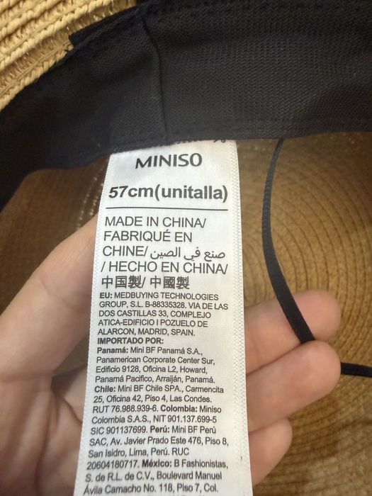 Шляпы и кроссовки Найки