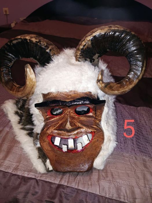 Кукерски маски с рога