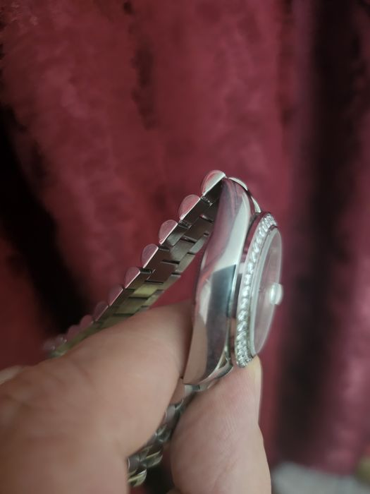 Продаются женские часы.