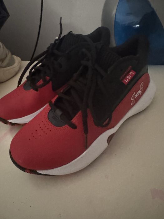 Adidasi under armour