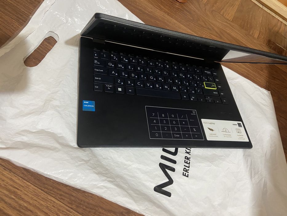 Asus новый ноут SSD 256gb