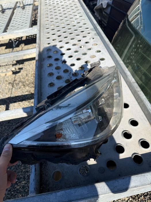 Far deeapta xenon bmw seria 3 gt f34 cu urechi rupte