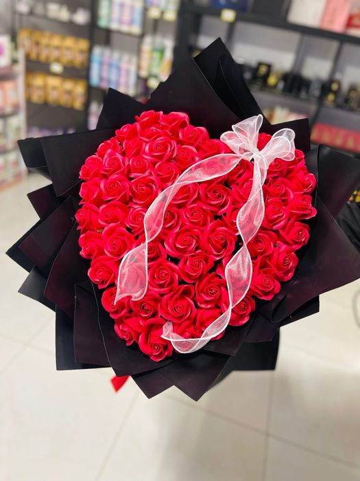 Buchet inima trandafiri cu findita  60 trandafiri si cu ursuleti
