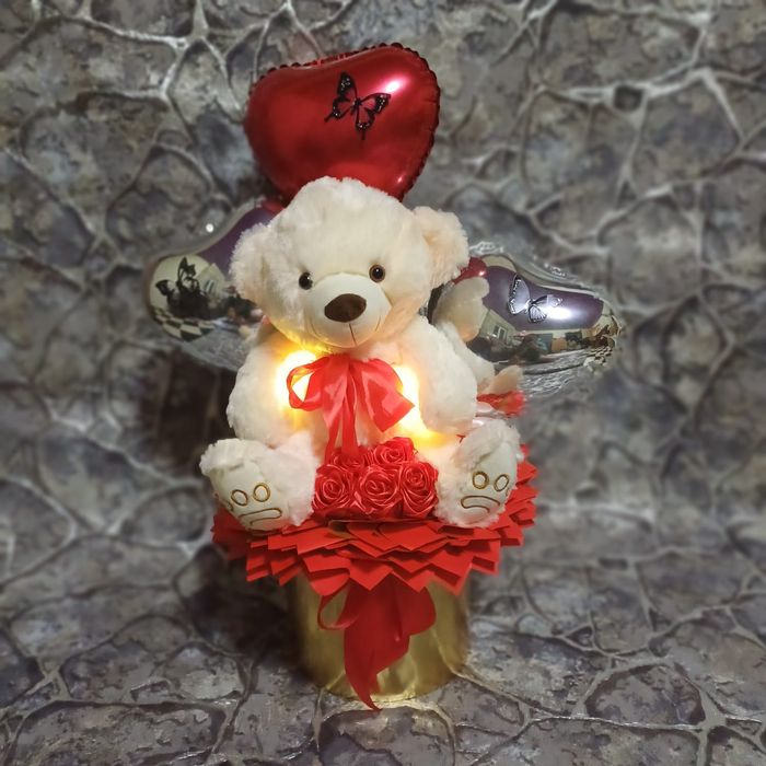 Атласные розы с игрушкой