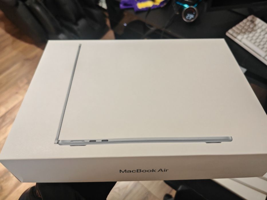 MacBook Air de 13 inchi - cip M4 - Sigilat
