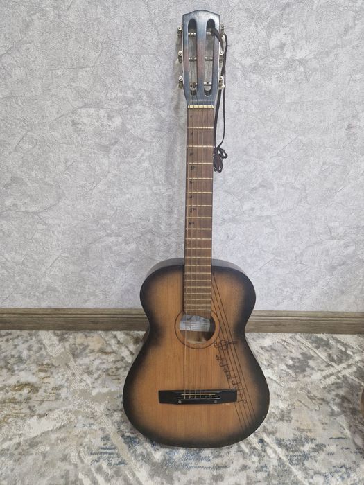 Продам гитару все подробности по телефону