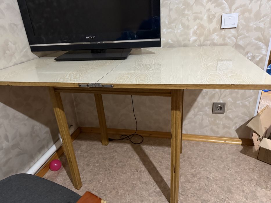 Стол и 2 табурета