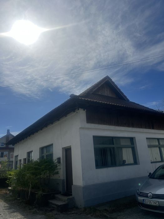 dau spre inchiriere birouri intre 70 m si 20 m, cladire vis a vis de liceul 5, stradal. Islaz.