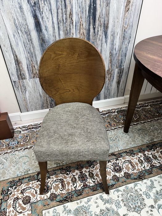 Стол и стулья б/у продается, надо отремонтировать