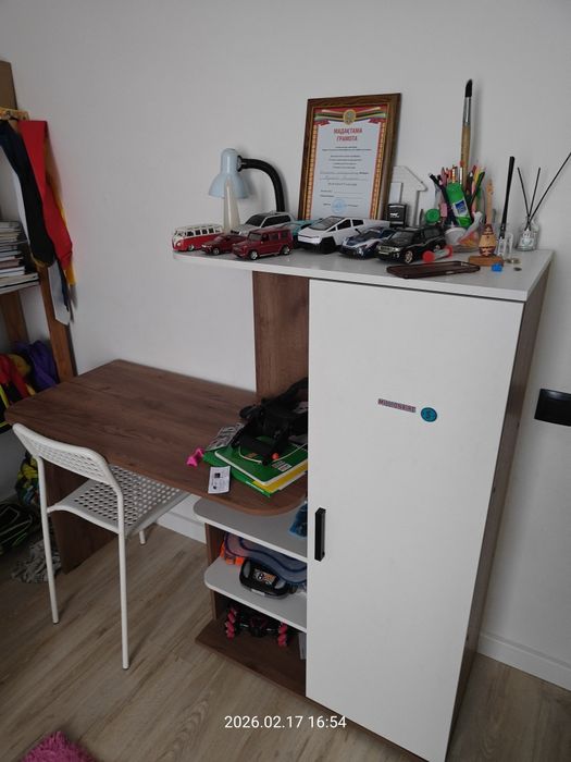 Продам стол со шкафом.