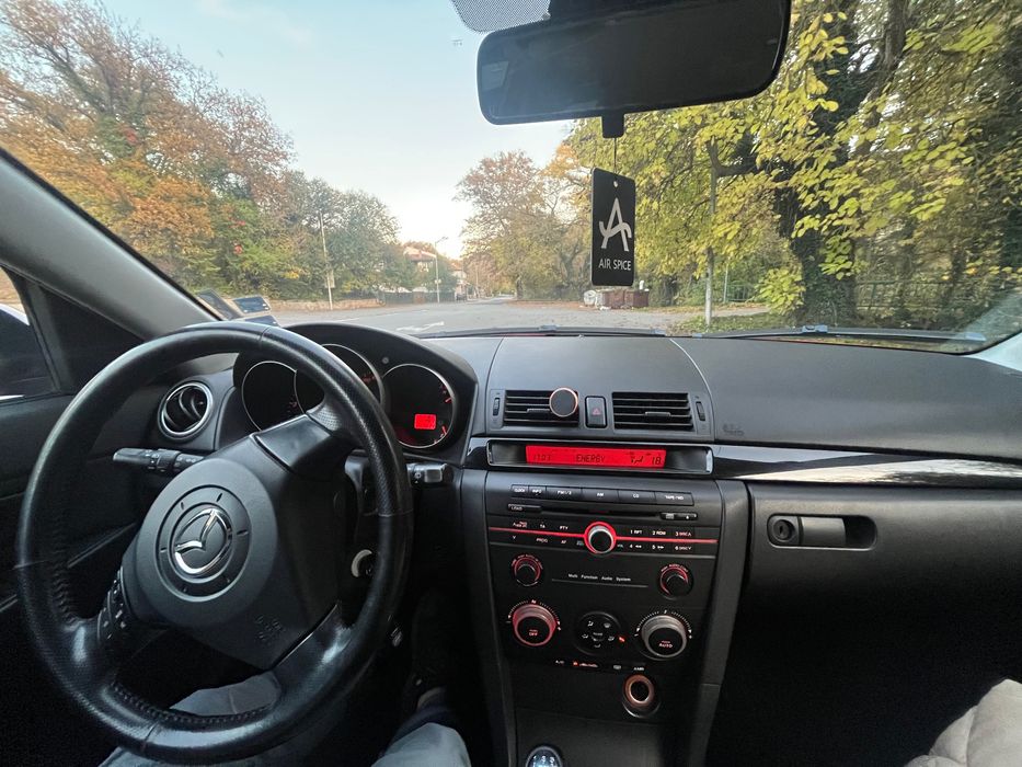 Автомобил Mazda 3