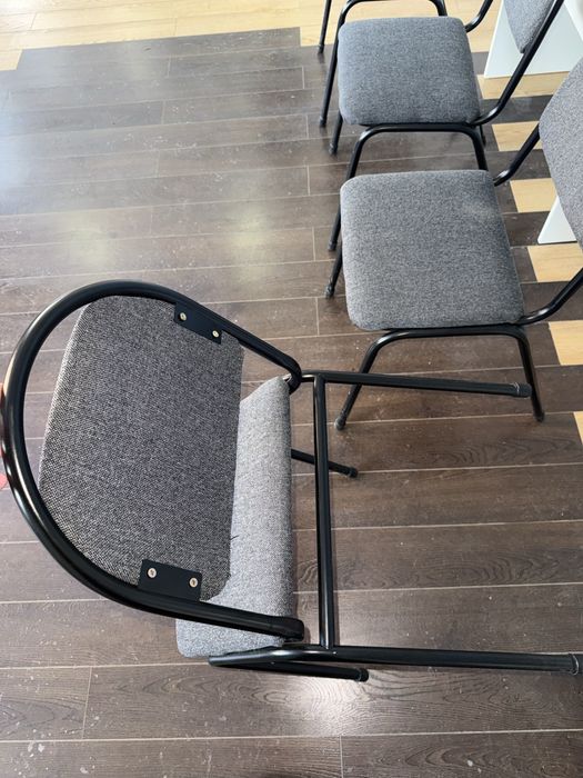 4 штуки офисных стульев