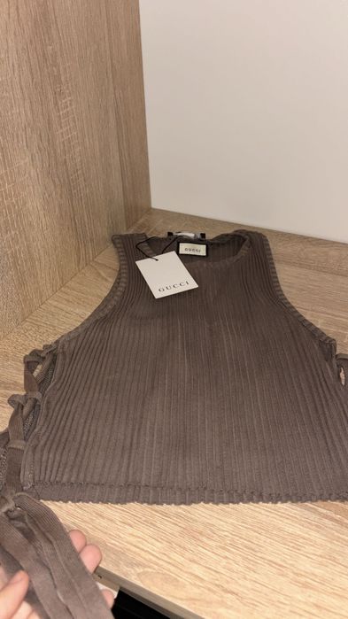 Top gucci maro legat pe parti