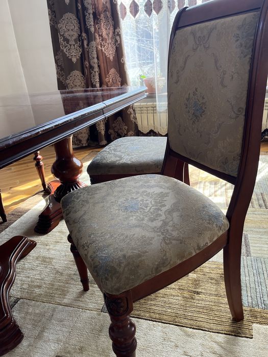 Стол со стульями