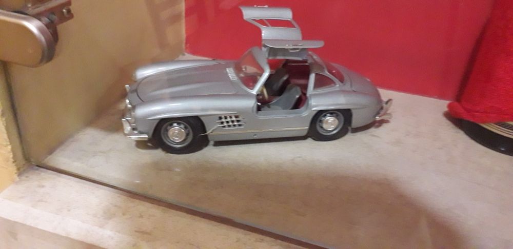 Продавасе колекция от коли