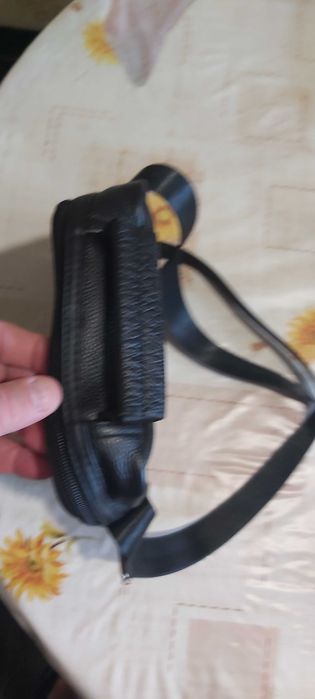 Продавам мъжки чанти от естествена кожа с пет отделения с цип