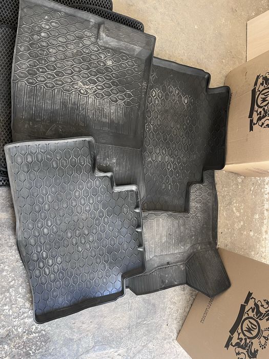 Продам полик резиновые и 3Д новый