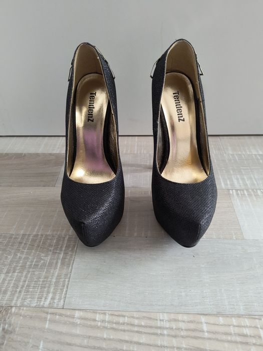 Високи токчета със златни цветя