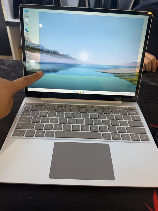 Micrasof Surface. i 5. 16.    16/256 ssd