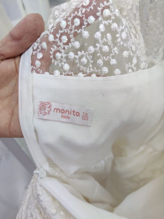 Белое платье со шлейфом для девочки