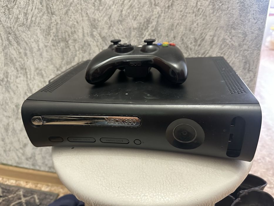 Xbox 360 Elite +60 игр freeboot 500GB