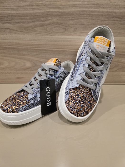 Продаются новые кроссовки 37 размера