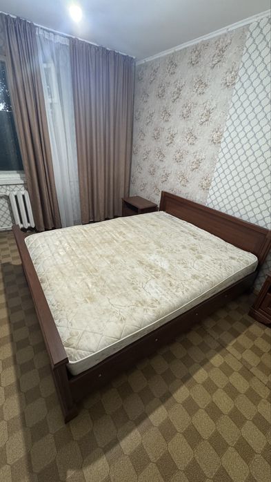 Спальный гарнитур, кровать, матрас, 2 тумбы и комод. Состояние хорошее