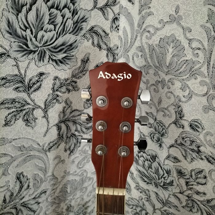 Гитара сподставкой