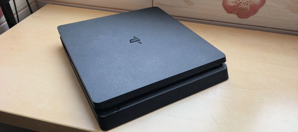 Consola PS4 Slim 1TB (Modabil) + 2 Controllere - Functional 10/10