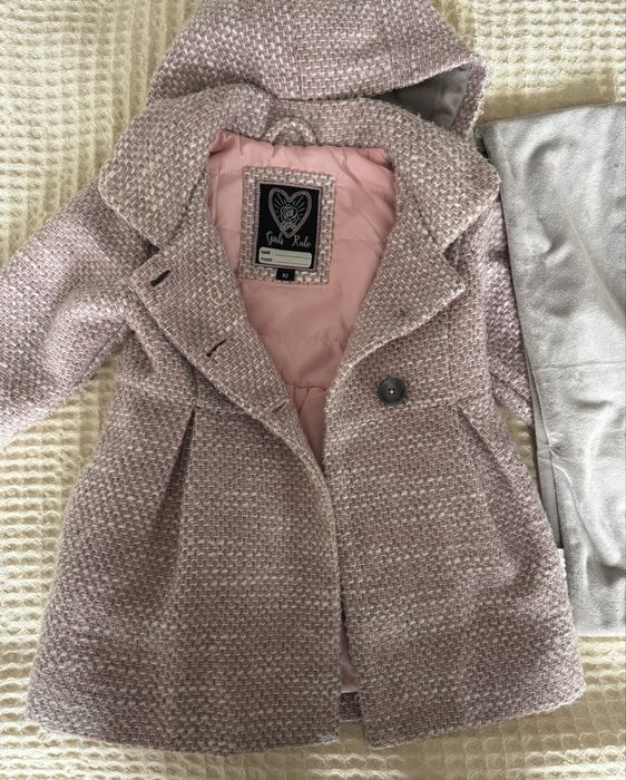 Продам пальто на девочку и жилетку