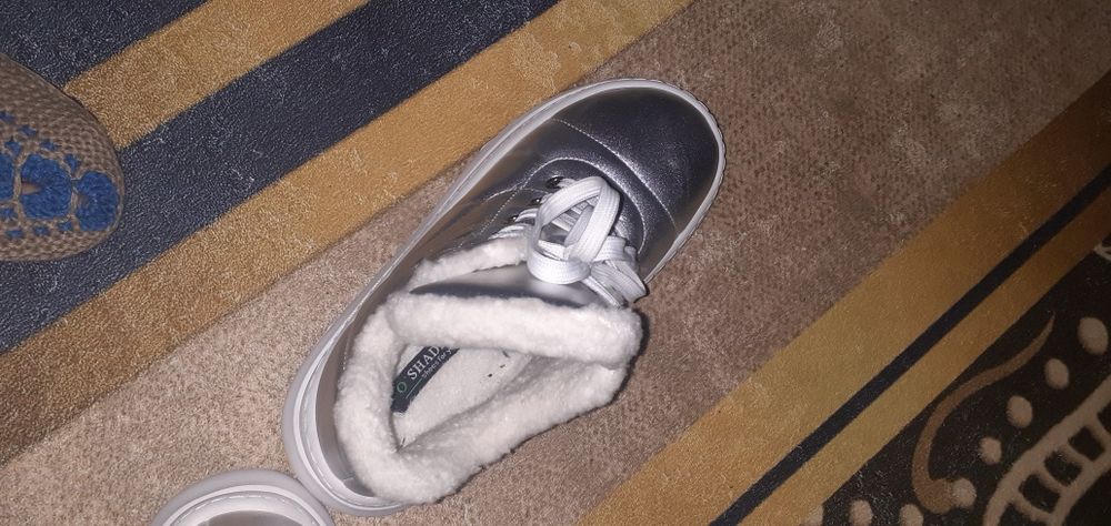 Продам новые ботинки женские