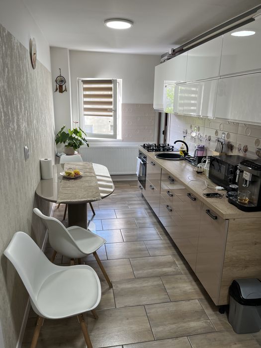 Apartament 3 camere decomandat 2 bai. Astra nu colaborez cu agentii. .