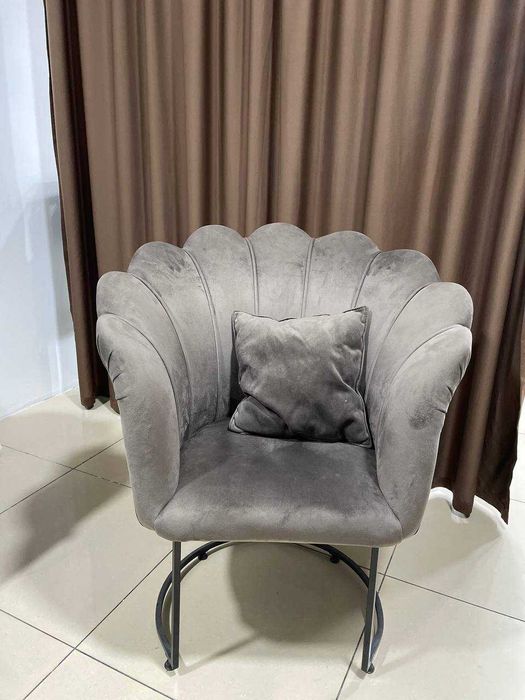 Yumshoq kreslo sotiladi