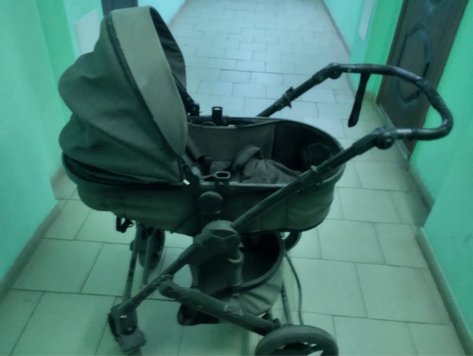 Продам демисезонную коляску б/у