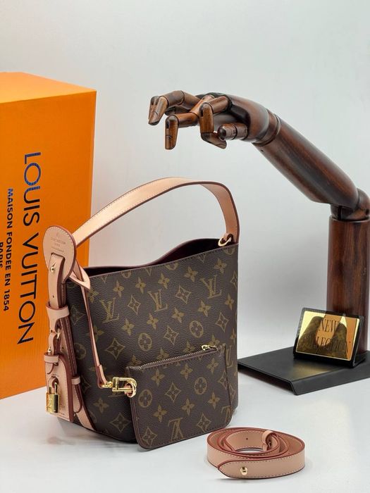 Geanta Louis Vuitton noua !!! Dimensiuni 28/18 !!!