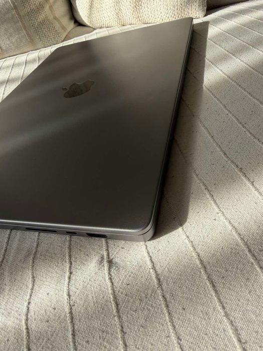 MacBook Pro 16" M1 Pro 10-Core CPU, 16-Core GPU, 16GB RAM, 512GB SSD