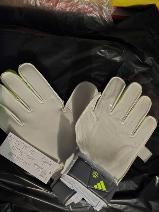 Promo футболни топки и вратарски ръкавици Adidas