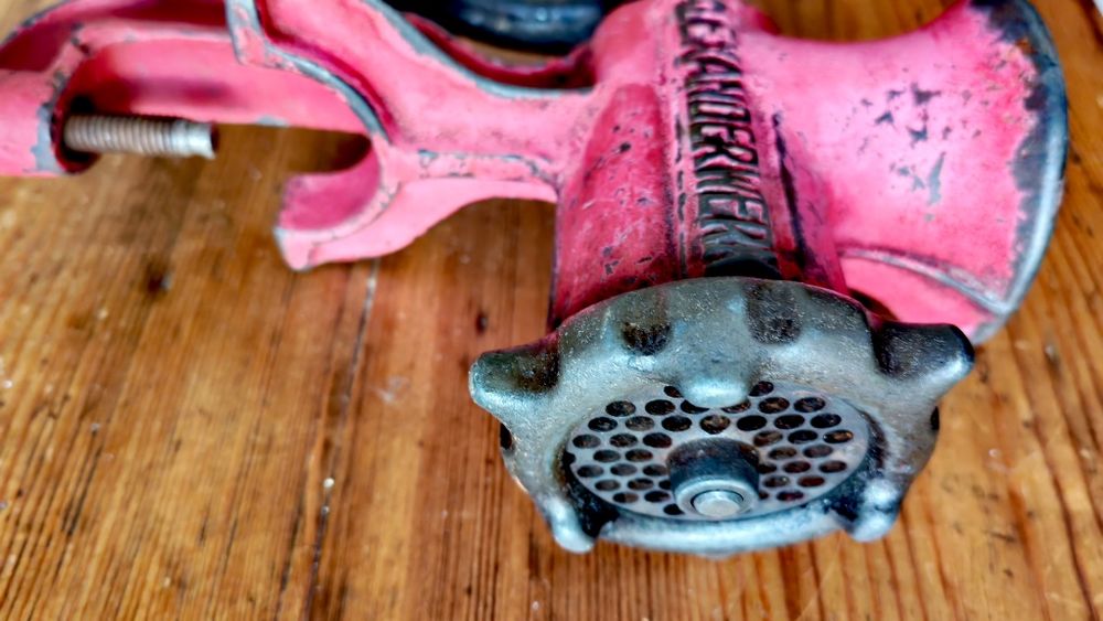 Антична ръчна  месомелачка модел номер 5 от 1910 - 1930 гд. 
Напълно о