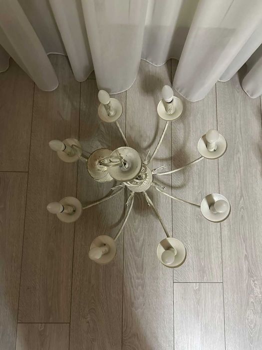 2 люстры в классическом  стиле