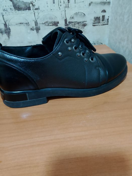 Продам женские ботинки