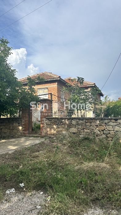 Просторна къща с голям двор в живописното село Изворово, област Хасков