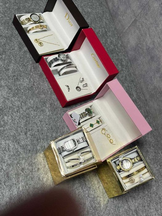 женский набор часов