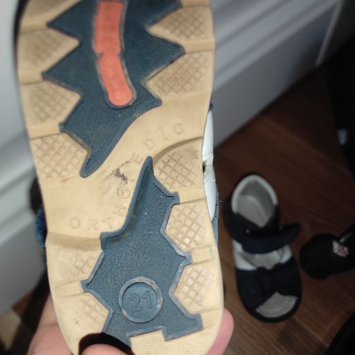 Детскую обувь для первых шагов