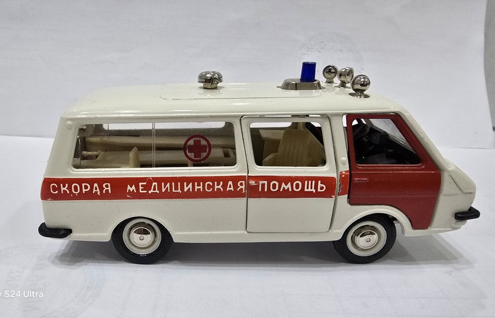 Продам модель авто Раф-2203