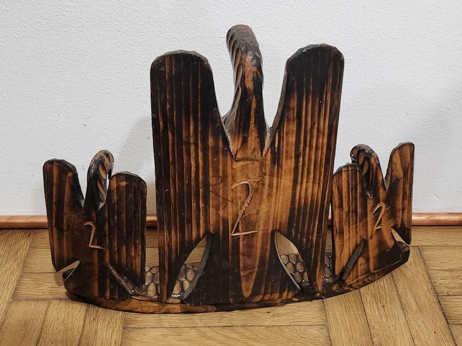 sculptură din lemn, lucrată manual, reprezentând vulturi